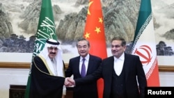 Mpatanishi Wang Yi (Katikati), Ali Shamkhani na Musaad bin Mohammed Al Aiban wakutana mjini Beijing.