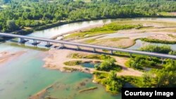 Ogroman nanos šljunka ispod Pavlović mosta prijeti da ostavi most na suhom, a Drinu preusmjeri na drugu stranu (Foto: CIN)