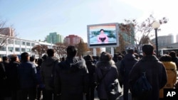 Wananchi wa Korea Kaskazini wakimsikiliza kiongozi wao Kim Jong Un akitoa amri kujaribio kwa kombora la balistika la Hwasong-15, Jumatano, Novemba 29, 2017