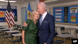 Jill Biden përqafohet nga bashkëshorti i saj, kandidati demokrat për president Joe Biden, pas fjalës së saj në mbrëmjen e dytë të Konventës Kombëtare Demokrate (18 gusht 2020)