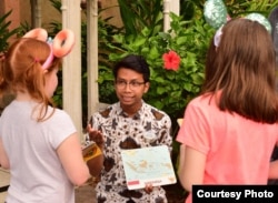 Alfian Rusli mengajarkan kebudayaan Indonesia di Disney Animal Kingdom, Florida (dok: Alfian Rusli)