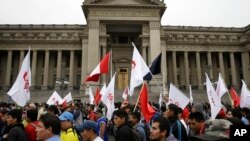 Una manifestación a las afueras de la Corte Suprema en Lima, Perú, en contra de la corrupción, el 19 de julio del 2018. 