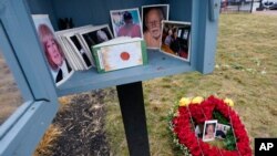 미국 매사츠세츠주 린필드에 신종 코로나바이러스 감염 사망자를 추모하는 꽃과 사진이 놓여있다.