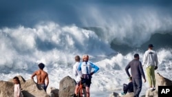 Veliki talasi u Los Anđelesu, u Kaliforniji (Foto: AP/Richard Vogel)