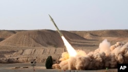 عکسی که وزارت دفاع جمهوری اسلامی ایران روز چهارشنبه ۳۰ مرداد ۱۳۸۹ منتشر و ادعا کرذ پرتاب موشک کوتاه‌برد زمین به زمین فاتح-۱۱۰ توسط نیروهای مسلح جمهوری اسلامی را در مکانی نامعلوم نشان می‌دهد.