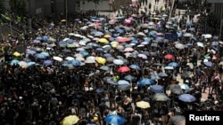 បាតុករ​ស្ថិត​នៅ​ខាង​ក្រៅ​ស្នាក់​ការ​ប៉ូលិស​ក្នុង​ទីក្រុង​ហុងកុង ទាម​ទារ​ឲ្យ​ដក​សេចក្តី​ព្រាង​ច្បាប់​​ធ្វើ​បត្យាប័ន កាល​ពី​ថ្ងៃ​ទី​២១ មិថុនា ២០១៩។