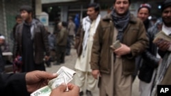 بانک مرکزی افغانستان از اول ماه جدی سال روان هجری شمسی در حدود ۳۰۰ میلیون دالر را به بازار عرضه کرده است