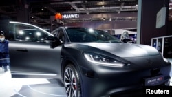 2021年4月19日，上海車展上的華為電動車攤位。（路透社照片）