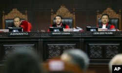 Hakim Ketua Anwar Usman (tengah) memimpin sidang pertama sengketa pilpres 2019 di Mahkamah Konstitusi, Jumat, 14 Juni 2019. (Foto: AP)