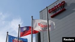 芯片製造代工龍頭台積電和台灣的旗幟在新竹總部外飄揚。 （資料照片）