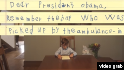 Alex lee la carta que escribió al presidente Barack Obama.
