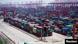 중국 상하이의 양산항에 적재돼 있는 컨테이너. (자료화면)
