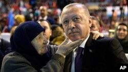 Joriy yilning 31-martiga belgilangan mahalliy saylovlar oldidan Turkiya Prezidenti Rajab Toyyib Erdog'an o'z partiyasi tarafdorlari bilan uchrashmoqda. Turkiya, 8-mart, 2019