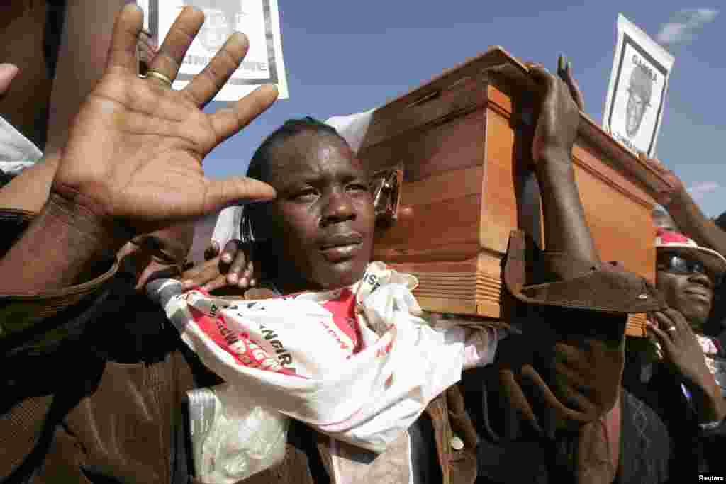 Supporters of Zimbabwe opposition Movement for Democratic Change (MDC) carry the coffin of slain party activist Tonderai Ndira at his funeral in the capital Harare May 25, 2008. The MDC claimed that scores of it's supporters have been killed and thousands displaced in post election violence.
