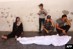 ผู้คนโศกเศร้าเสียใจต่อการเสียชีวิตของผู้คนในการโจมตีทางอากาศของอิสราเอลเข้าใส่ศูนย์ปฏิบัติการของ UNRWA ในกาซ่าซิตี้ เมื่อ 23 มิ.ย. 2567