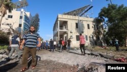 Stanovnici Gaze u okolini bolnice koja je bombardovana (foto: Rojters)