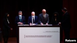 Gerardo Blyde, jefe de la delegación opositora de Venezuela; Dag Nylander, representante de Noruega; y Jorge Rodríguez, presidente de la Asamblea Nacional venezolana, firman el Memorando de Entendimiento proceso de negociación y diálogo en la Ciudad de México. Agosto 13, 2021.