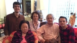 លោក Paul Sikivie (ស្ដាំ) ថត​រូប​ជុំ​គ្រួសារ​ជាមួយ​នឹង​ឪពុកម្ដាយ​របស់​លោក គឺ​លោក Pierre Sikivie និង​អ្នកស្រី Cynthia Chennault បងប្អូនប្រុស Michael និង​លោកយាយ Anna Chennault។ (រូបថត​ផ្ដល់​ឲ្យ)