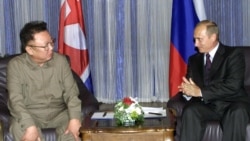 Severnokorejski lider Kim Džong Il razgovara sa ruskim predsednikom Vladimirom Putinom, avgust 2002. godina