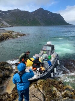 Sukarelawan "In the Same Boat" mengumpulkan sampah plastik dari pulau dan pantai Norwegia. (Foto: Ika Olsen)