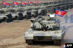 ภาพรถถังรุ่นใหม่ของเกาหลีเหนือที่ถ่ายไว้เมื่อ 13 มี.ค. 2567 และสื่อ KCNA ของรัฐบาลเปียงยางเผยแพร่ในวันที่ 14 มี.ค. 2567