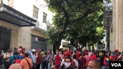 Trabajadores públicos venezolanos manifiestan en la plaza Bolívar en Caracas, en el centro de la ciudad. Octubre 7, 2020.