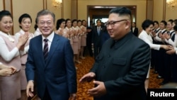 លោក​ប្រធានាធិបតី​កូរ៉េ​ខាង​ត្បូង Moon Jae-in​ និង​លោក​ប្រធានាធិបតី​កូរ៉េ​ខាង​ជើង Kim Jong Un អញ្ជើញ​ទៅ​ដល់​អគារ Paekhwawon State Guesthouse នៅ​ក្នុង​ក្រុង​ព្យុងយ៉ាង ប្រទេស​កូរ៉េ​ខាង​ជើង កាលពី​ថ្ងៃទី១៨ ខែកញ្ញា ឆ្នាំ២០១៨។