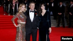 (L to R) Lea Seydoux, Daniel Craig and Monica Bellucci pose for photographers as they attend the world premiere of the new James Bond 007 film "Spectre" at the Royal Albert Hall in London, Britain, October 26, 2015.
