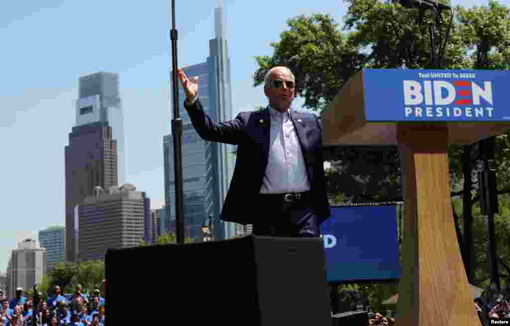 18 мая 2019 года. Байден на митинге в Филадельфии, с которого и началась его избирательная кампания &mdash; его третья&nbsp;попытка стать президентом. Предыдущие две попытки не привели его к цели: в 1988 и 2008 годах он был вынужден выйти из гонок. Будь Байден избран в 1988 году, он стал бы одним из самых молодых президентов в истории страны. По иронии судьбы, когда Байден все же занял этот пост, он вошел в историю как самый пожилой президент США.