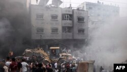 2023 年 10 月 9 日，以色列對加沙走廊賈巴利亞難民營的建築物進行空襲，巴勒斯坦人正在尋找生還者。