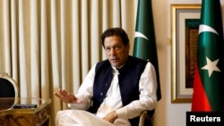 Waziri mkuu wa zamani wa Pakistan Imran Khan wakati wa mahojiano na Reuters mjini Lahore, Pakistan, Machi 17, 2023.