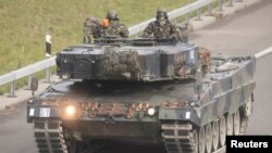 ARHIVA - Vojnici švajcarske vojske u tenku Leopard 2, učestvuju u vojnoj vežbi nedaleko od Otmarsingena, 28. novemba 2022.