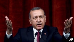 Le président turc Recep Tayyip Erdogan commente le coup militaire, à Ankara, Turquie, le 29 juillet 2016. 