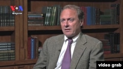 រូបឯកសារ៖ លោក​ Peter Maguire ​អ្នកឯកទេស​ខាង​ច្បាប់​អន្តរជាតិ ​និង​ជា​អ្នកនិពន្ធ​សៀវភៅ​ «ប្រឈមមុខ​នឹង​មរណភាព​នៅ​កម្ពុជា‍» (រូបទាញចេញ​ពី​បទសម្ភាសន៍​ជាវីដេអូ​របស់ VOA) 