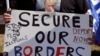ARHIVA - Protest protiv ilegalne imigracije u Teksasu (Foto: AP /Eric Gay)
