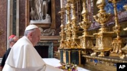Paus Fransiskus meletakkan bunga di altar Gereja Basilika Santa Maria Mayor di Roma (14/3). Paus Fransiskus akan memimpin misa pertamanya hari ini (AP Photo/L'Osservatore Romano, ho). 