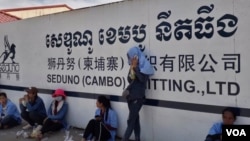 កម្មករប្រមាណជាង២០០០នាក់នៅរោងចក្រកាត់ដេរសេឌូណូ ខេមបូ នីតធីង(Seduno Cambo Knitting Co., Ltd) ក្នុងស្រុកបាទី ខេត្តតាកែវ បានធ្វើកូដកម្មដោយមិនចូលធ្វើការដើម្បីទាមទារឲ្យថៅរោងចក្រដែលជាជនជាតិចិន បើកប្រាក់អតីតភាពការងារប្រចាំឆ្នាំដល់ពួកគេ។​ (ហ៊ុល​ រស្មី/VOA)