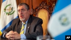 El presidente de Guatemala, Bernardo Arévalo, durante entrevista con Associated Press este 1 de febrero en la sede de gobierno en Ciudad de Guatemala.