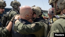 Pengjet e liruar takohen me të afërm të tyre.