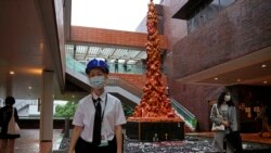 ཧོང་ཀོང་སློབ་གྲྭ་ཆེན་མོར་བཞེངས་པའི་རྒྱ་ནག་གི་དྲུག་བཞིའི་ལས་འགུལ་གྱི་རྗེས་དྲན་སྐུ་བརྙན་རྡོ་རིང་།