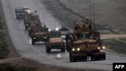 រូបឯកសារ៖ ក្បួនទាហានអាមេរិកនៅក្រុង Manbij ប្រទេសស៊ីរី កាលពីថ្ងៃទី៣០ ខែធ្នូ ឆ្នាំ២០១៨។ 