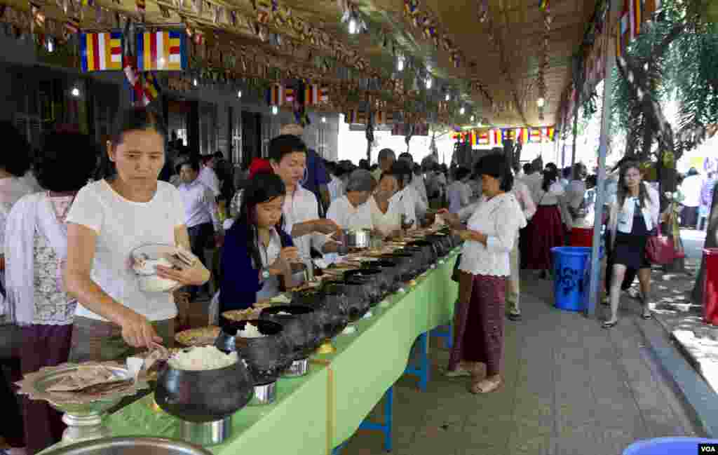 ប្រជាពលរដ្ឋ​ដាក់​ចង្ហាន់​និង​បច្ច័យ​ជា​ប្រាក់​នៅ​ក្នុង​បាត្រ​នៅ​វត្តឧណ្ណាឡោម ដែល​នេះ​ជា​ផ្នែក​មួយ​នៃ​ពិធី​បុណ្យ​​ចូល​ឆ្នាំ​ខ្មែរ។