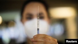 Una trabajadora de la salud sostiene una jeringa con una dosis de la vacuna contra la enfermedad del coronavirus Sputnik V (COVID-19) en la Arena Ciudad de México, en la Ciudad de México, México, 20 de julio de 2021. REUTERS / Luis Cortes