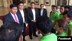 លោក សាយ សំអាល់ រដ្ឋមន្ត្រី​ក្រសួង​បរិស្ថាន និង​ក្រុម​សមាជិក​តំណាង​បណ្តេញ​សហគមន៍​ព្រៃឡង់ នៅ​ក្នុង​សិក្ខាសាលា​ការពារ​ធនធាន​ធម្មជាតិ កាលពី​ថ្ងៃ​ច័ន្ទ ទី២៥ ខែមេសា ឆ្នាំ​២០១៦។ (រូបថត​ដក​ស្រង់​ចេញ​ពីទំព័រ​ហ្វេសប៊ុករបស់​​ក្រសួង​បរិស្ថាន)