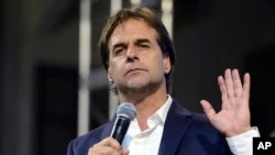 Luis Lacalle Pou, candidato presidencial del Partido Nacional de Uruguay, habla a partidarios en la sede de su partido en Montevideo, Uruguay, el lunes, 25 de noviembre de 2019.