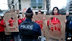 សមាជិក​អង្គការ អ្នក​រាយការណ៍​គ្មាន​ព្រំដែន Reporters Without Borders កាន់​រូប​តំណាង​ឲ្យ​អ្នកសារព័ត៌មាន​តួកគី​ដែល​ជាប់​ឃុំ ក្នុង​ពេលធ្វើ​បាតុកម្ម​នៅ​មុខ​ស្ថាន​ទូត​តួកគី​ក្នុង​ទីក្រុង​ប៉ារីស កាល​ពី​ខែ​មករា ២០១៨។