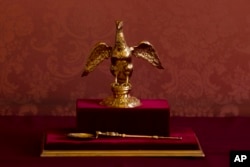 ARCHIVO - La ampolla y la cuchara de coronación. La cuchara es fundamental para la parte más sagrada de la ceremonia de coronación, cuando el arzobispo de Canterbury vierte aceite sagrado de una ampolla en forma de águila en la cuchara y luego lo frota en las manos, el pecho y la cabeza del rey. (AP Photo/Matt Dunham, Pool, File)