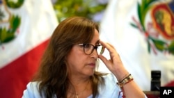 ARCHIVO - La presidenta peruana, Dina Boluarte, ofrece una rueda de prensa en el palacio de gobierno en Lima, Perú, en febrero de 2023. 
