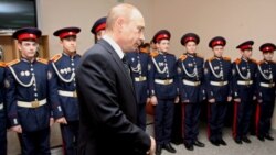 Ruski predsjednik Vladimir Putin s mladim Kozacima u Rostovu na Donu. Foto: EPA / Sergei Chirikov