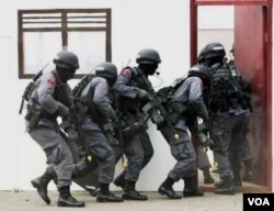 Anggota Densus 88 dalam latihan operasi penyergapan. Gencarnya operasi anti terorisme oleh Densus 88 ikut menyumbang kasus peningkatan pelanggaran HAM di Indonesia.